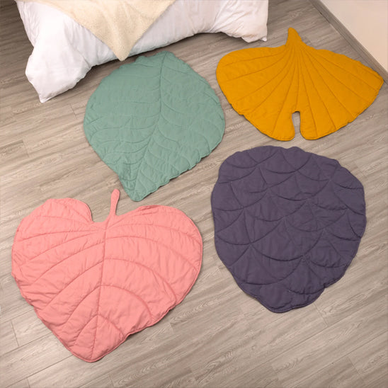 Trois tapis en forme de feuille sur lit ou sol – Confort doux, lavable et respirant    