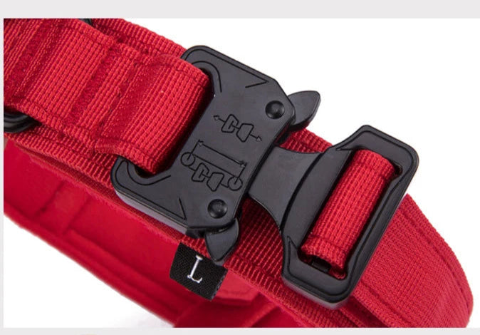 Boucle métal ultra résistante du collier tactique rouge – sécurité optimale pour chiens de grande taille.